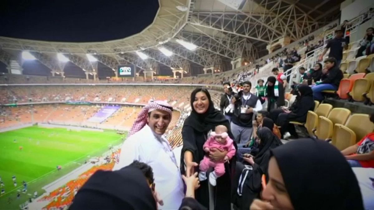 Mulheres sauditas vão à bola