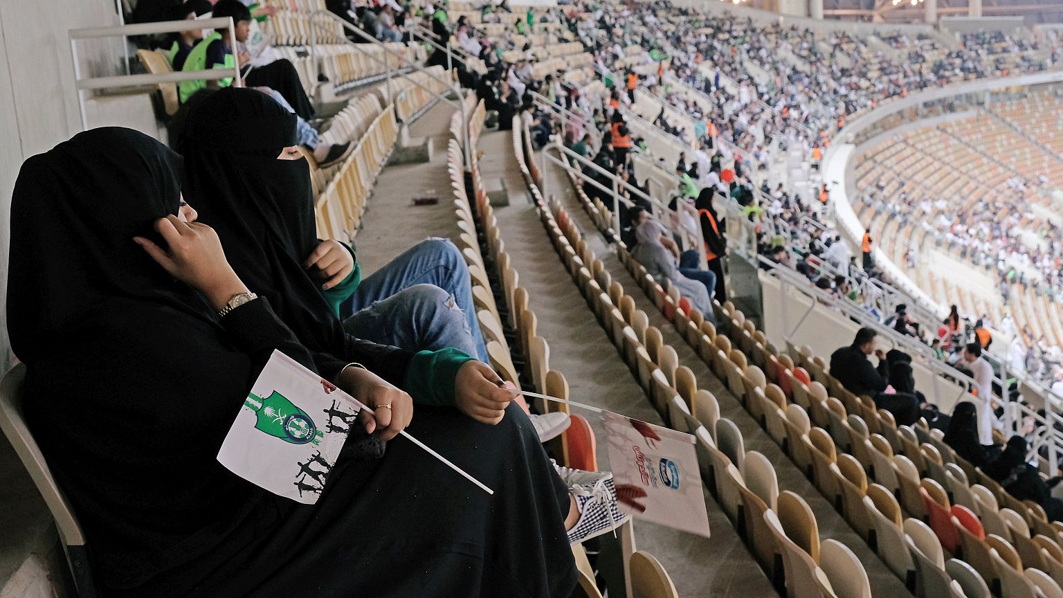 Suudi kadınlar ilk kez tribünlerde