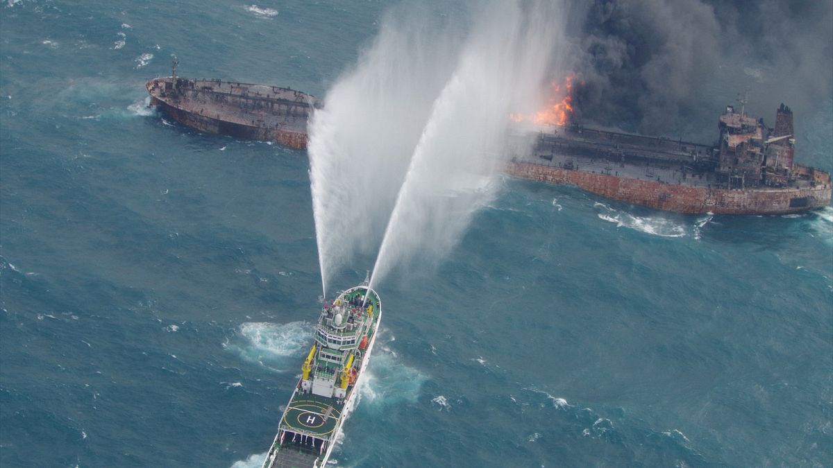 Κίνα: Δύο νεκροί ανασύρθηκαν από φλεγόμενο πλοίο