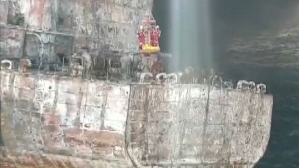 Rescatados dos cuerpos del petrolero iraní accidentado en China Rescatados dos cuerpos del petrolero iraní accidentado en China
