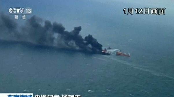 Пожар на "танкере смерти": обнаружены тела двух моряков Пожар на "танкере смерти": обнаружены тела двух моряков