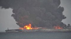 Dois cadáveres recuperados de petroleiro em chamas