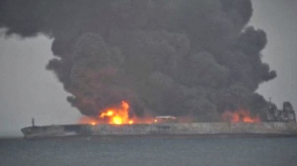 Dois cadáveres recuperados de petroleiro em chamas Dois cadáveres recuperados de petroleiro em chamas
