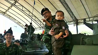 کودکان تایلندی در روز کودک، ارتش‌بازی می‌کنند