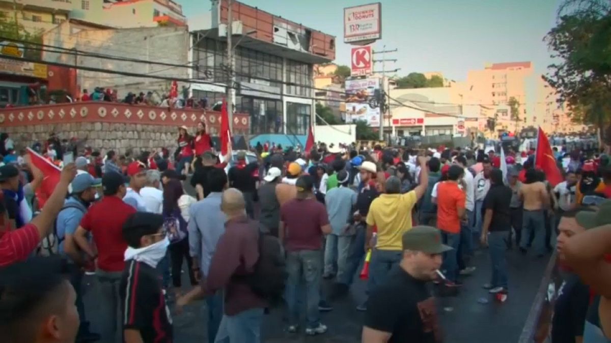 Honduras'ta genel grev öncesi muhalifler sokakta