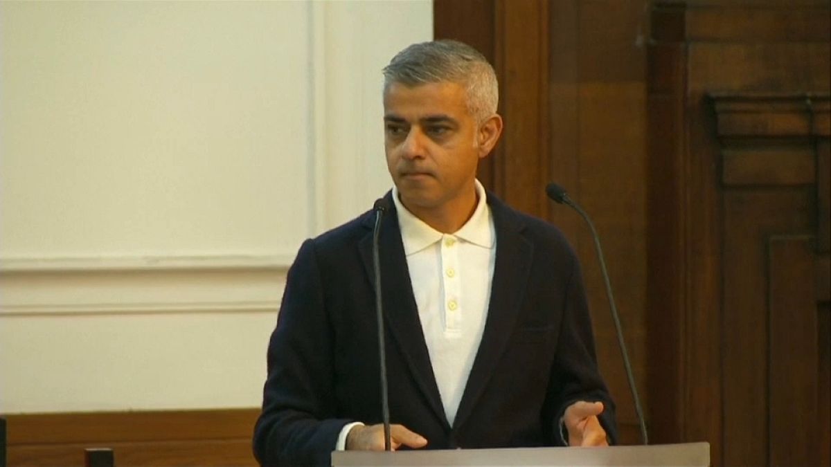 Gritos a favor de Trump y el Brexit en un discurso del alcalde de Londres