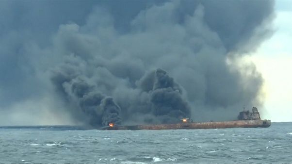 Yanmaya devam eden petrol tankerinden iki ceset çıkarıldı Yanmaya devam eden petrol tankerinden iki ceset çıkarıldı
