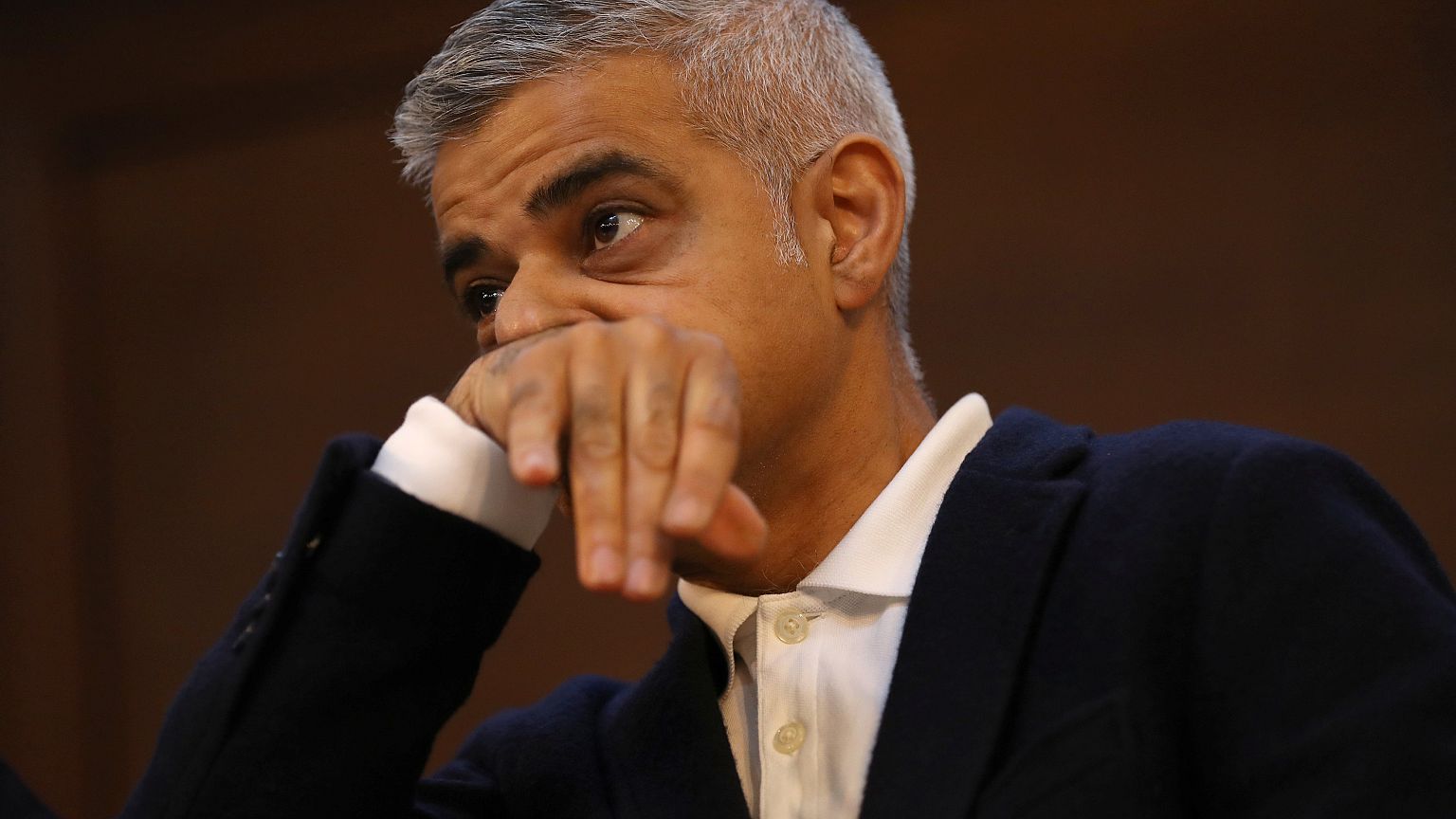 Sadiq Khan schaut auf die Demonstranten, während er seine Rede unterbricht
