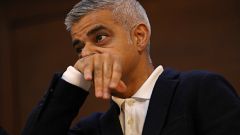Sadiq Khan schaut auf die Demonstranten, während er seine Rede unterbricht
