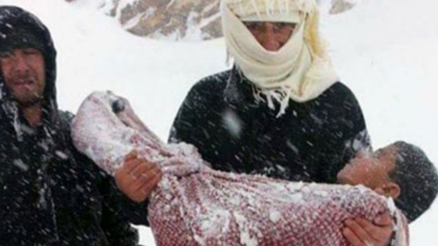 وزارة الداخلية المغربية تكشف حقيقة صورة الطفل الذي قضى بسبب البرد