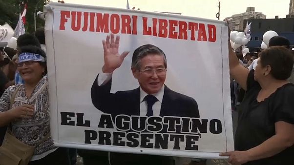 Peruanos na rua em defesa de Fujimori Peruanos na rua em defesa de Fujimori