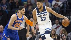 Karl-Anthony Towns passa por Enes Kanter a caminho do cesto