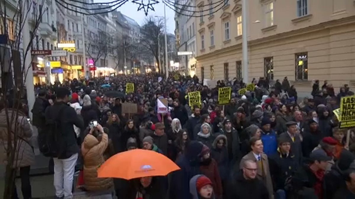 Bécs: tízezrek tüntettek az új osztrák kormány ellen