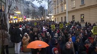 Bécs: tízezrek tüntettek az új osztrák kormány ellen
