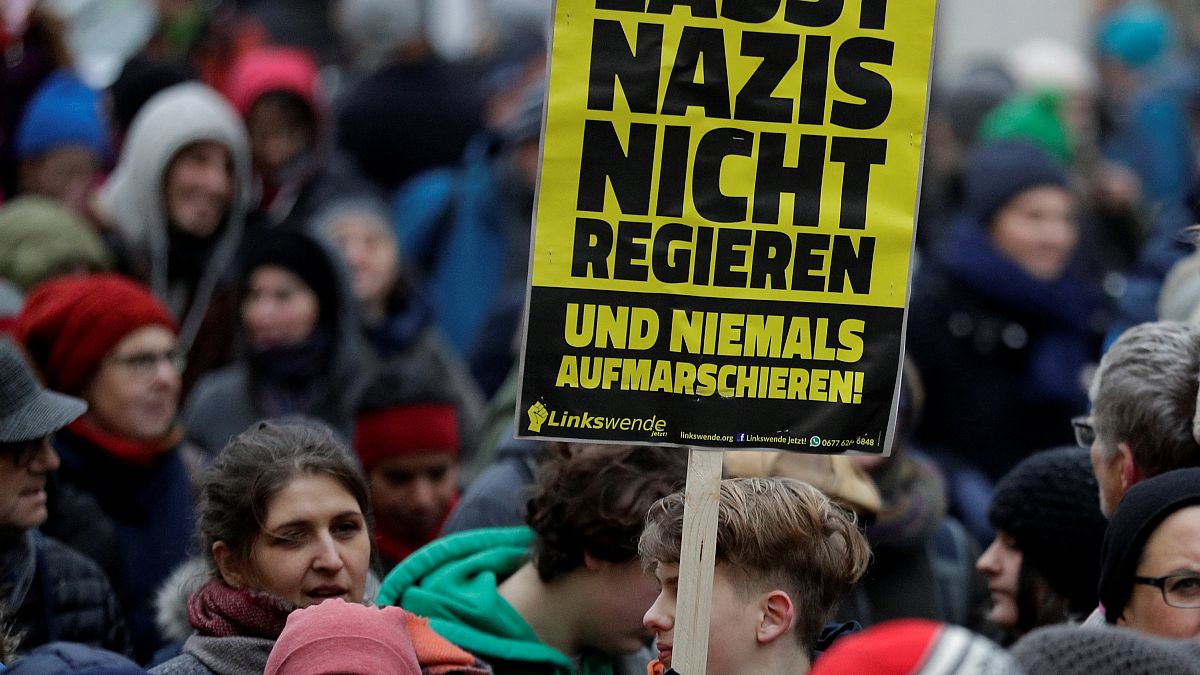 Proteste a Vienna: "Non lasciate nazisti governare"