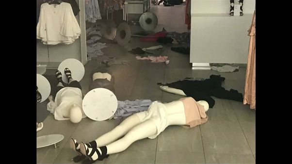 Irkçılıkla suçlanan H&M mağazalarına saldırı düzenlendi Irkçılıkla suçlanan H&M mağazalarına saldırı düzenlendi