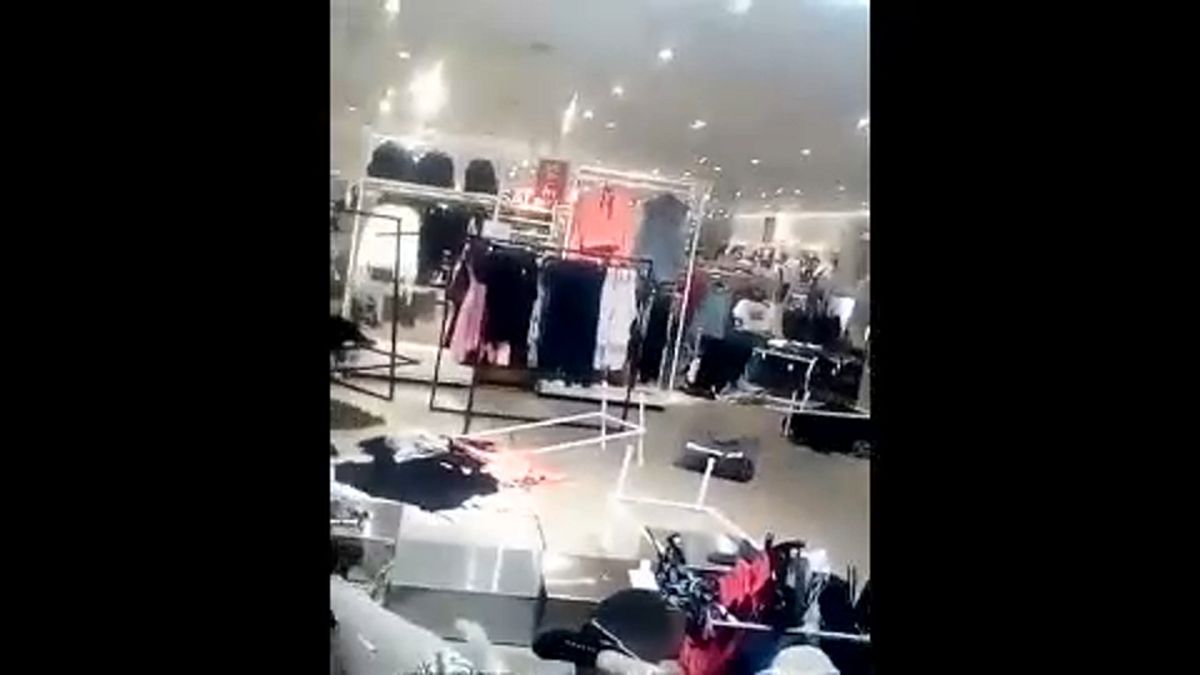 Dél-Afrika: szétverték a H&M boltjait