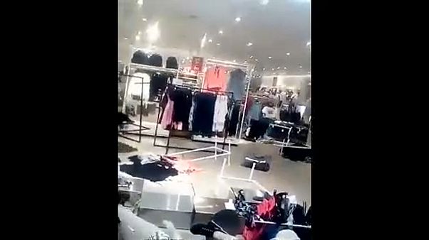 Dél-Afrika: szétverték a H&M boltjait Dél-Afrika: szétverték a H&M boltjait