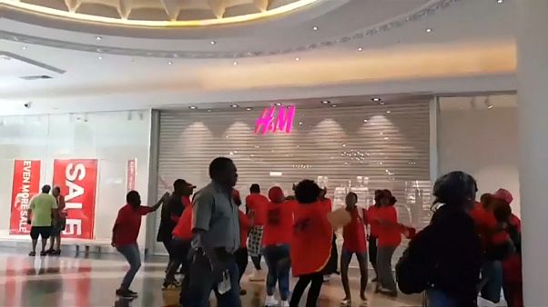 В ЮАР устроили погромы в магазинах H&M В ЮАР устроили погромы в магазинах H&M