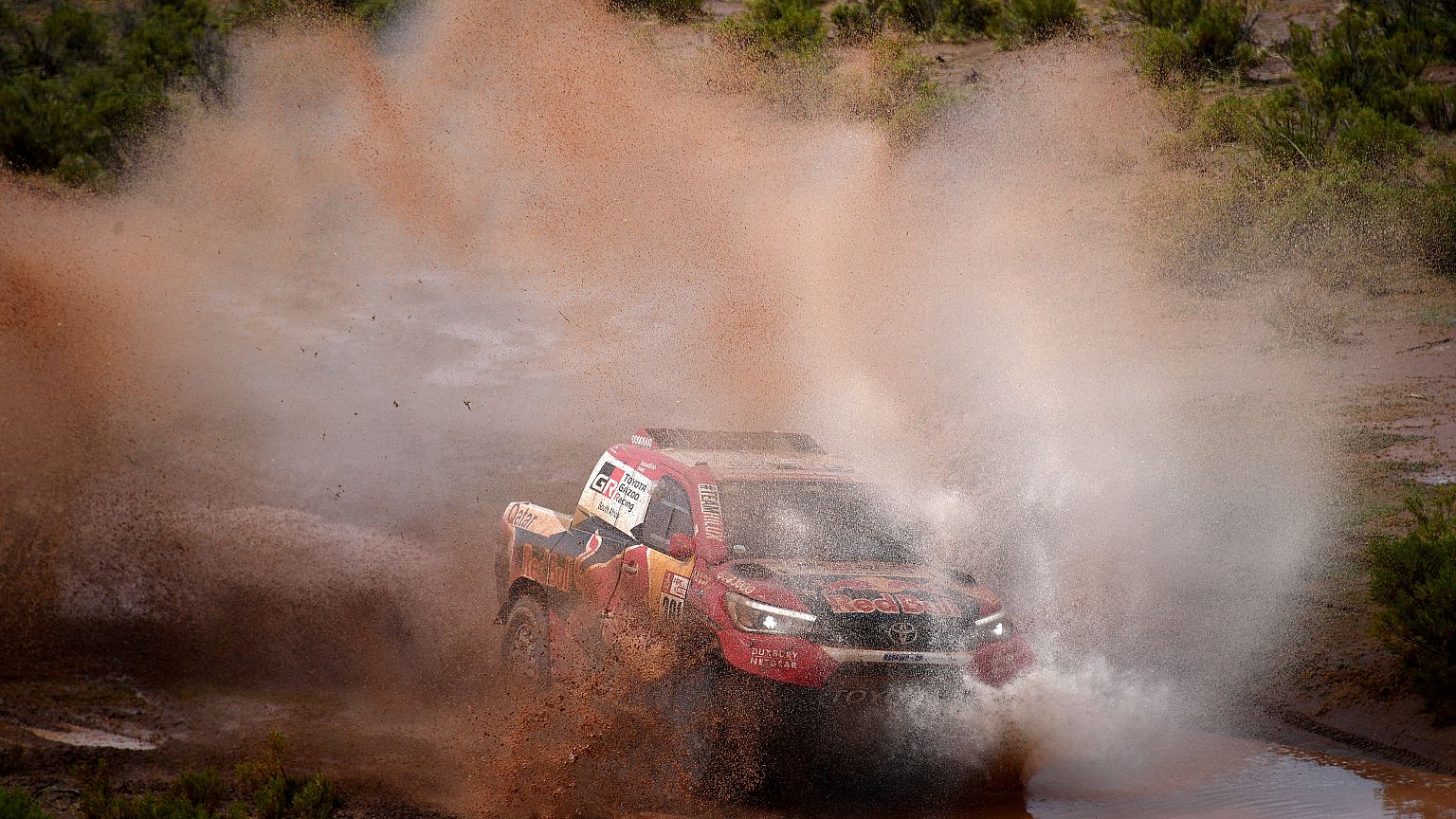 Nasser Al-Attiyah e Matthieu Baumel a bordo de um Toyota
