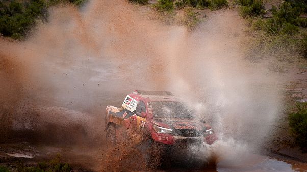 Nasser Al-Attiyah e Matthieu Baumel a bordo de um Toyota Nasser Al-Attiyah e Matthieu Baumel a bordo de um Toyota