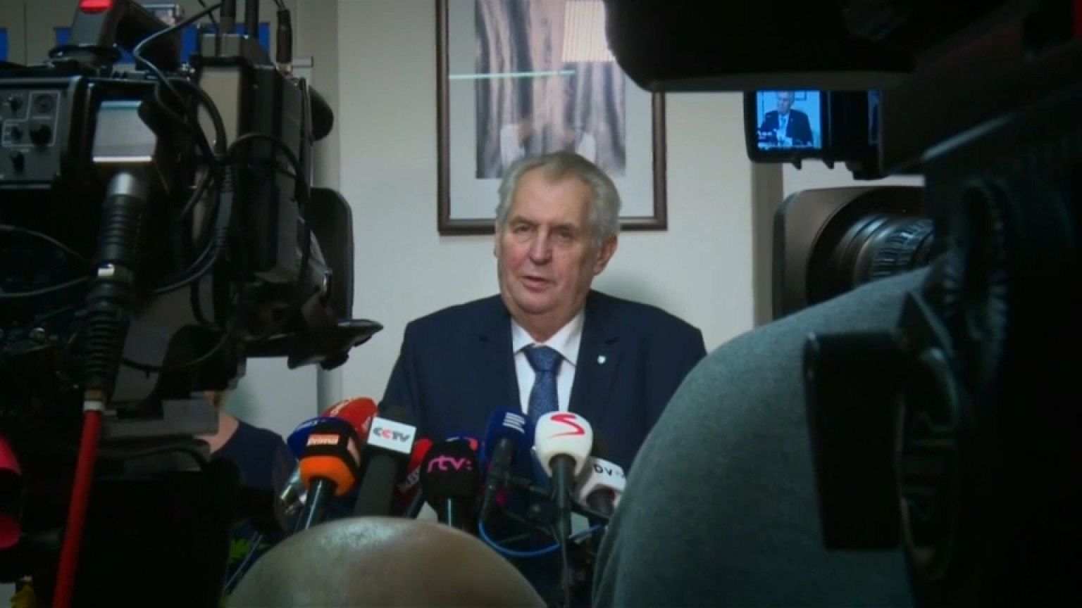Земан и Драгош вышли во второй тур