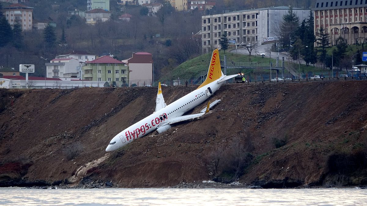 Türkei: Boeing 737 kommt von der Landebahn ab