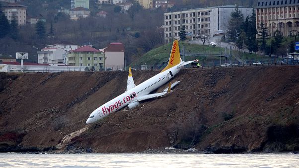 Türkei: Boeing 737 kommt von der Landebahn ab Türkei: Boeing 737 kommt von der Landebahn ab