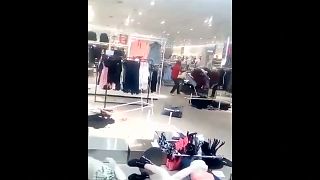 شاهد: تحطيم متجر "إتش أند أم" في جنوب افريقيا بسبب إعلان عنصري 
