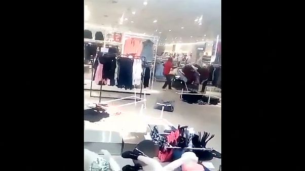 شاهد: تحطيم متجر "إتش أند أم" في جنوب افريقيا بسبب إعلان عنصري شاهد: تحطيم متجر "إتش أند أم" في جنوب افريقيا بسبب إعلان عنصري