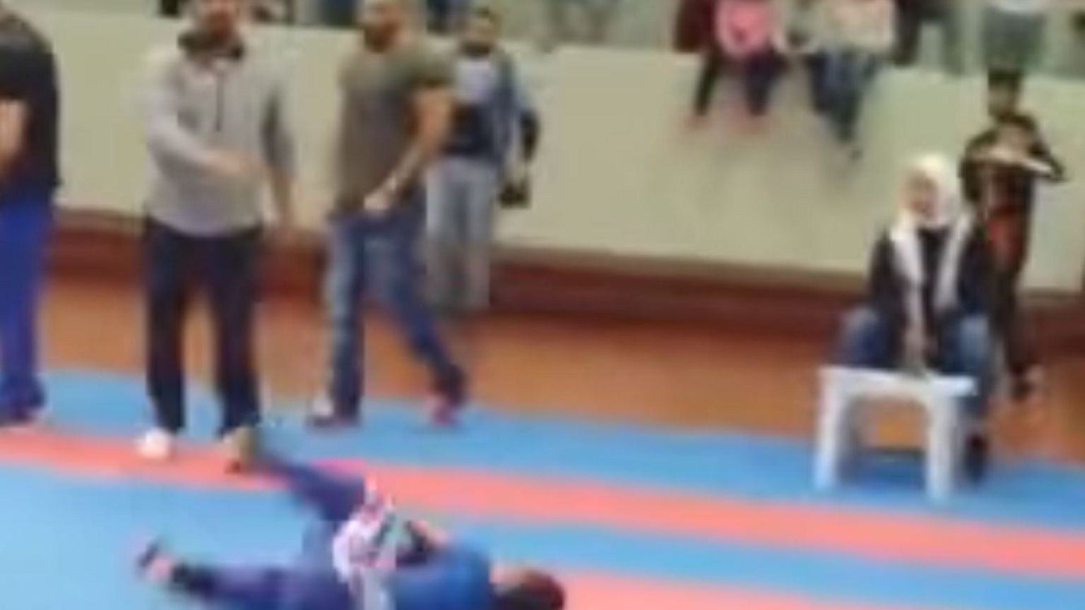 بالفيديو: الاعتداء على طفل مصري بسبب فوزه بمسابقة للكارتيه في الكويت 