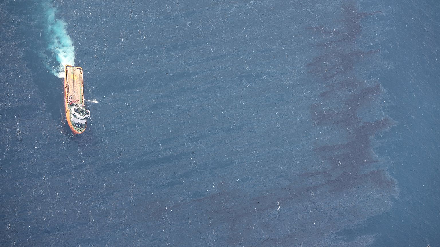 Nave iraniana affondata, il petrolio si è esteso per 100 mq nel Mar della Cina
