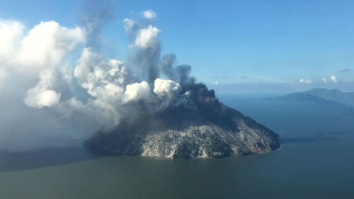Islanders flee as Papua New Guinea volcano erupts - video