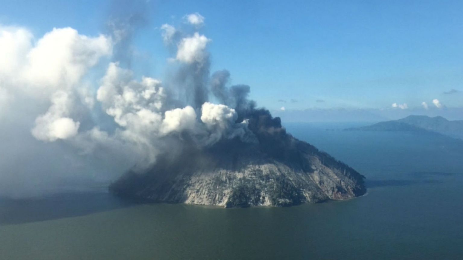 Islanders flee as Papua New Guinea volcano erupts - video