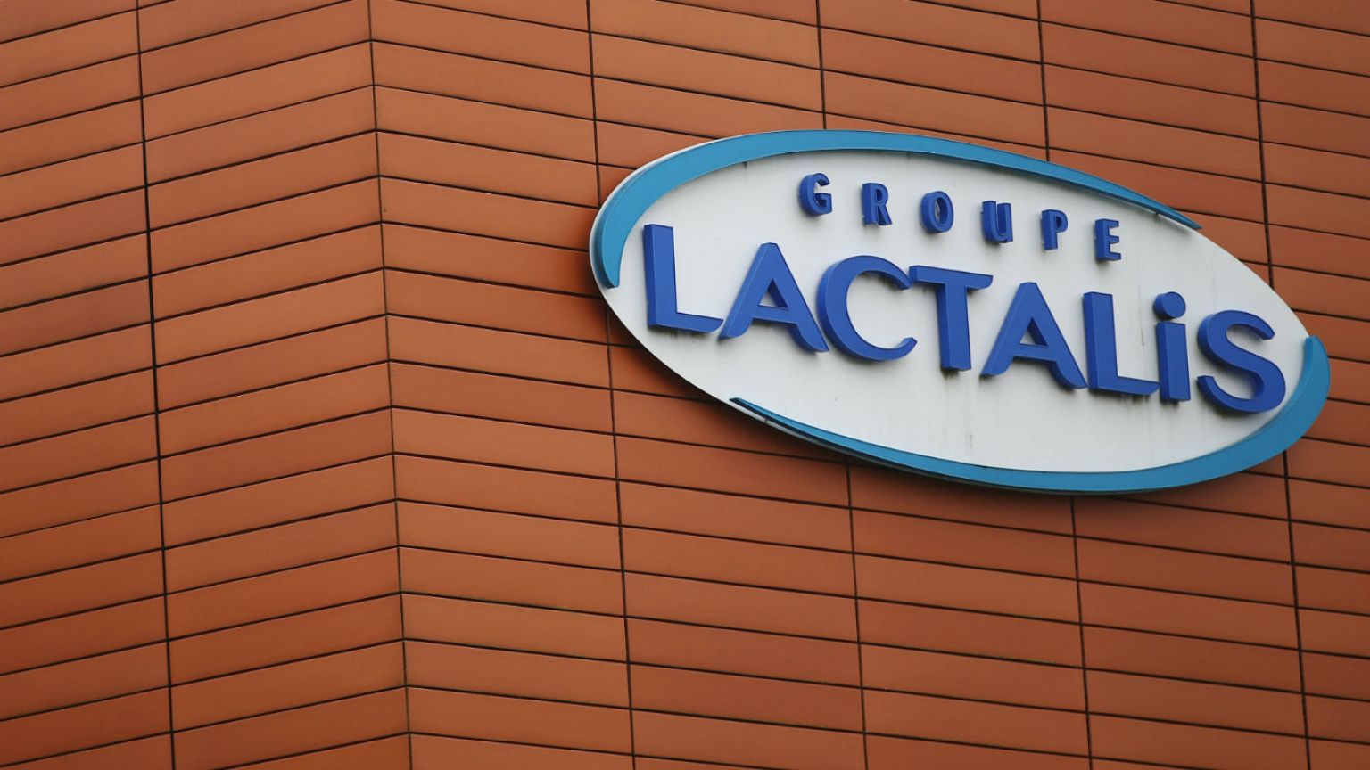 Lactalis: «Θα αποζημιώσουμε τις οικογένειες που υπέφεραν»