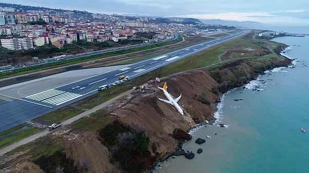 Türkei: Boeing 737 schießt bei Landung über Piste hinaus Türkei: Boeing 737 schießt bei Landung über Piste hinaus