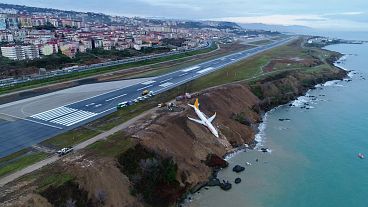 Trabzon'da pistten çıkan uçak facianın eşiğinden döndü