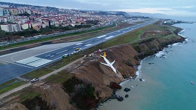 Trabzon'da pistten çıkan uçak facianın eşiğinden döndü