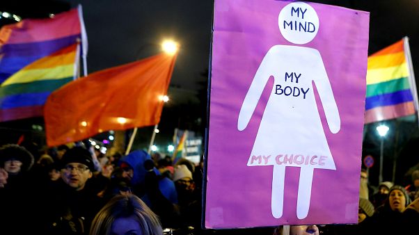 Polonya'da kürtajı zorlaştıracak yasa tasarısına karşı protesto Polonya'da kürtajı zorlaştıracak yasa tasarısına karşı protesto