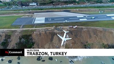 Un Boeing sale de pista en Turquía y queda a metros del Mar Negro