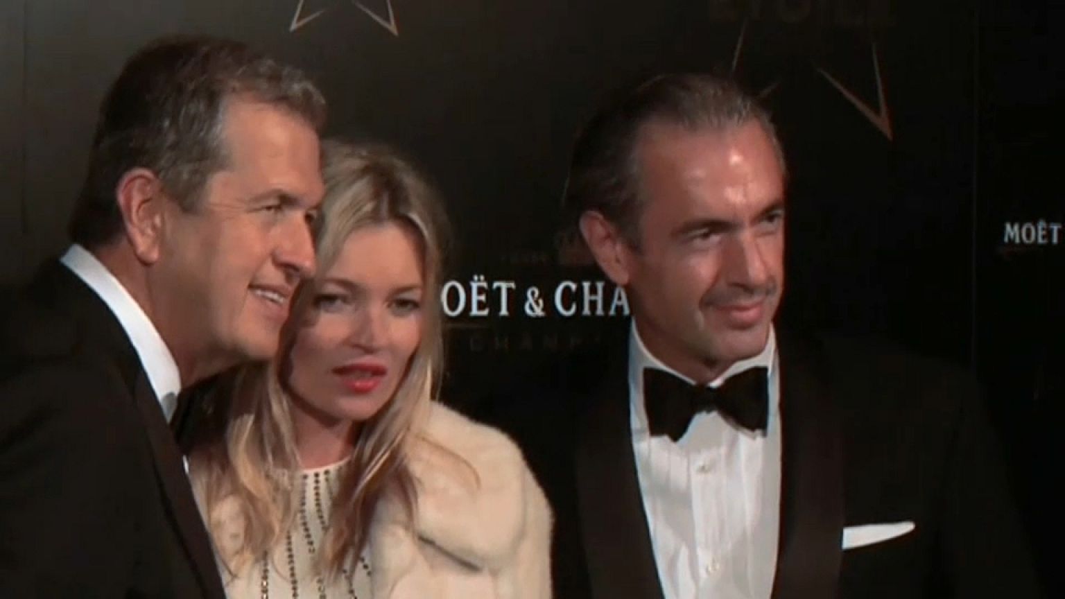 Mario Testino (a la izquierda en la imagen) con Kate Moss y Daniel Lalonde