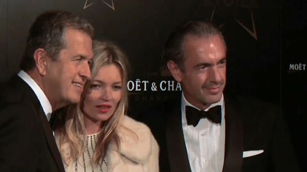 Mario Testino (a la izquierda en la imagen) con Kate Moss y Daniel Lalonde Mario Testino (a la izquierda en la imagen) con Kate Moss y Daniel Lalonde