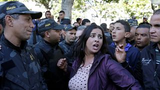 Sept ans après leur révolution, les Tunisiens protestent contre les hausses d'impôt 