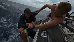 Volvo Ocean Race, paura per uomo in mare: salvo