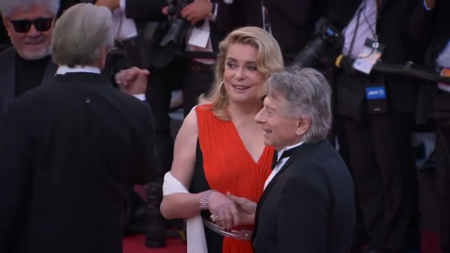 Catherine Deneuve cinsel taciz kurbanlarından özür diledi 
