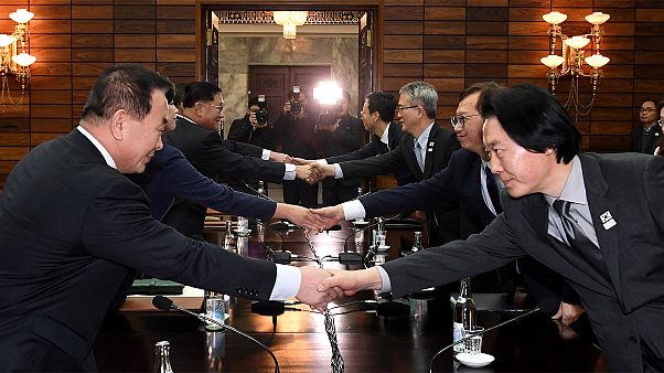 Las dos delegaciones se dan la mano Las dos delegaciones se dan la mano