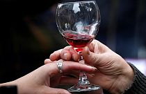 رئيس سريلانكا يرفض تعديلا قانونيا يسمح للنساء بشراء الكحول
