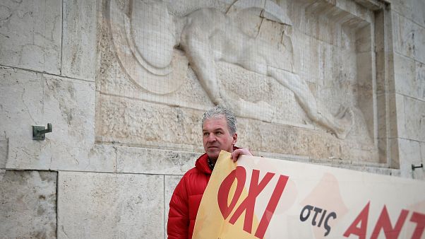Μικροεντάσεις στον Άγνωστο Στρατιώτη κατά την συγκέντρωση της ΑΔΕΔΥ Μικροεντάσεις στον Άγνωστο Στρατιώτη κατά την συγκέντρωση της ΑΔΕΔΥ