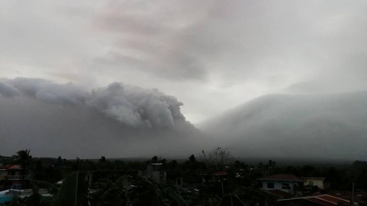 بركان مايون في الفلبين ينفث رماده يوم الاثنين