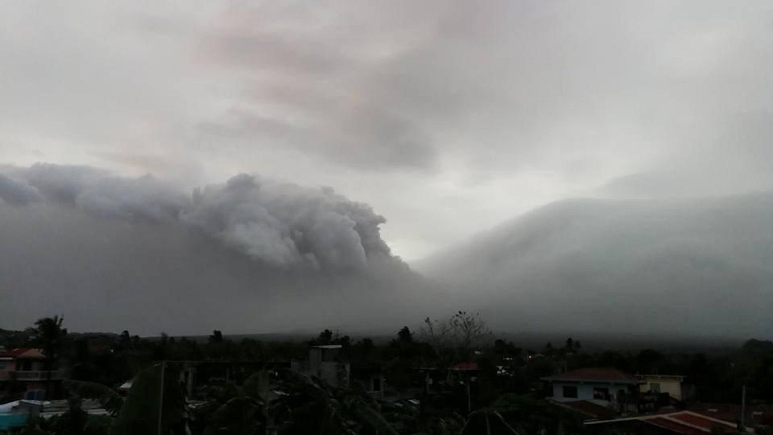 بركان مايون في الفلبين ينفث رماده يوم الاثنين